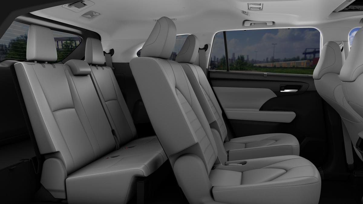 New 2026 Toyota Highlander XLE image 2