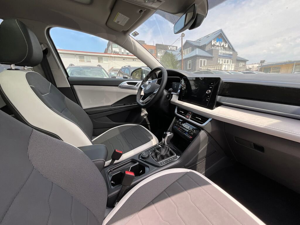 New 2025 Volkswagen Taos SE image 17