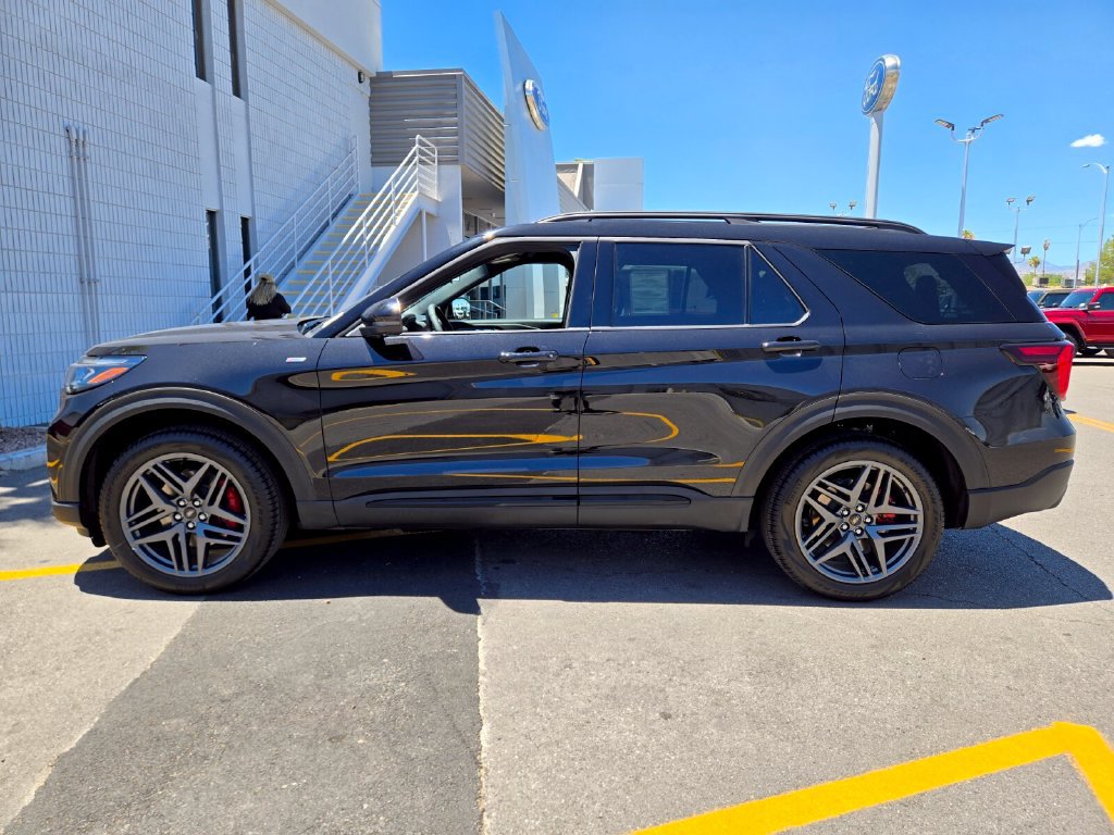 New 2026 Ford Explorer ST-Line w/ ST-Line Street Pack AWD/4WD image 7