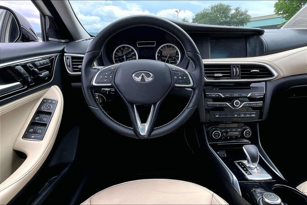 Used 2018 INFINITI QX30 Premium w/ Navigation Package FWD image 7