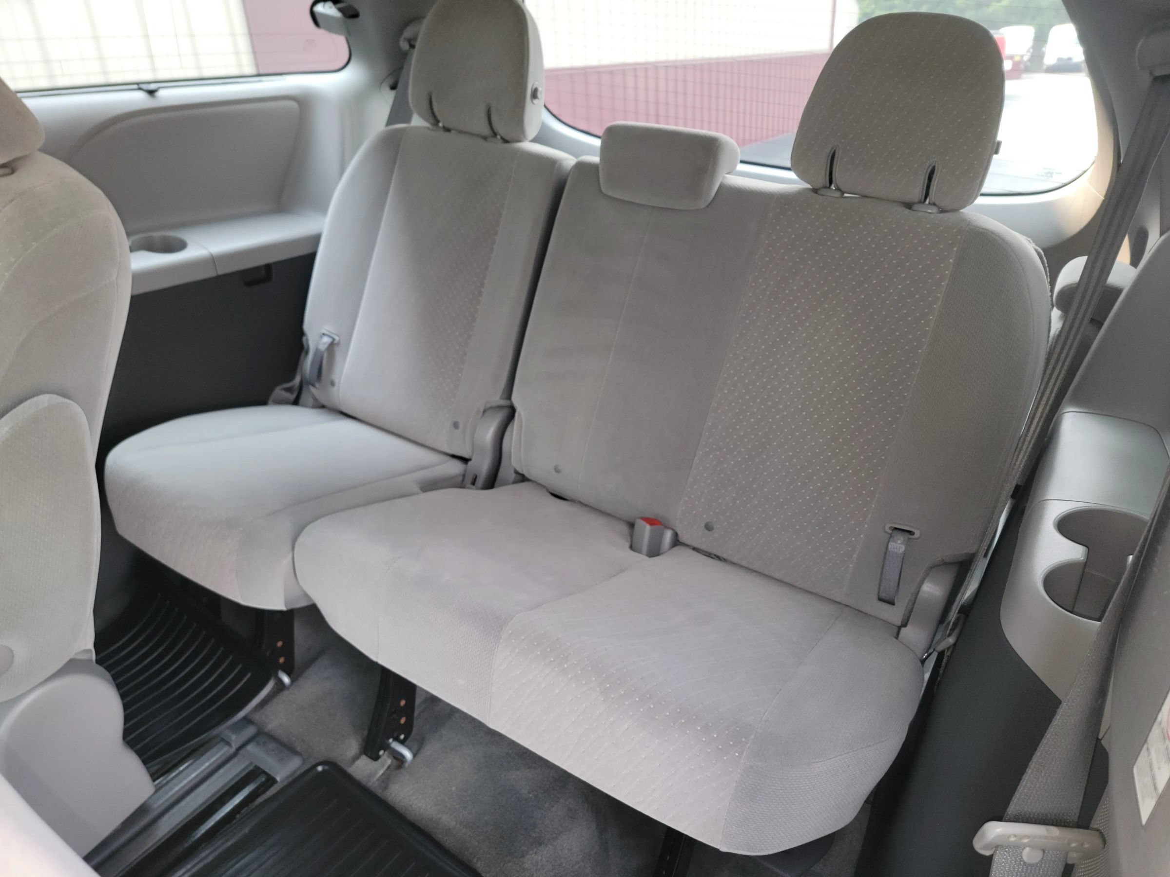 Used 2018 Toyota Sienna LE w/ Carpet Mat Package FWD image 12