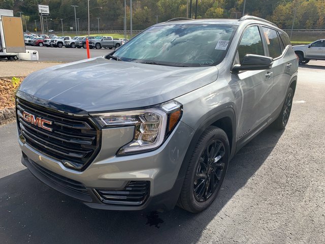 Used 2024 GMC Terrain SLE w/ Driver Convenience Package image 2