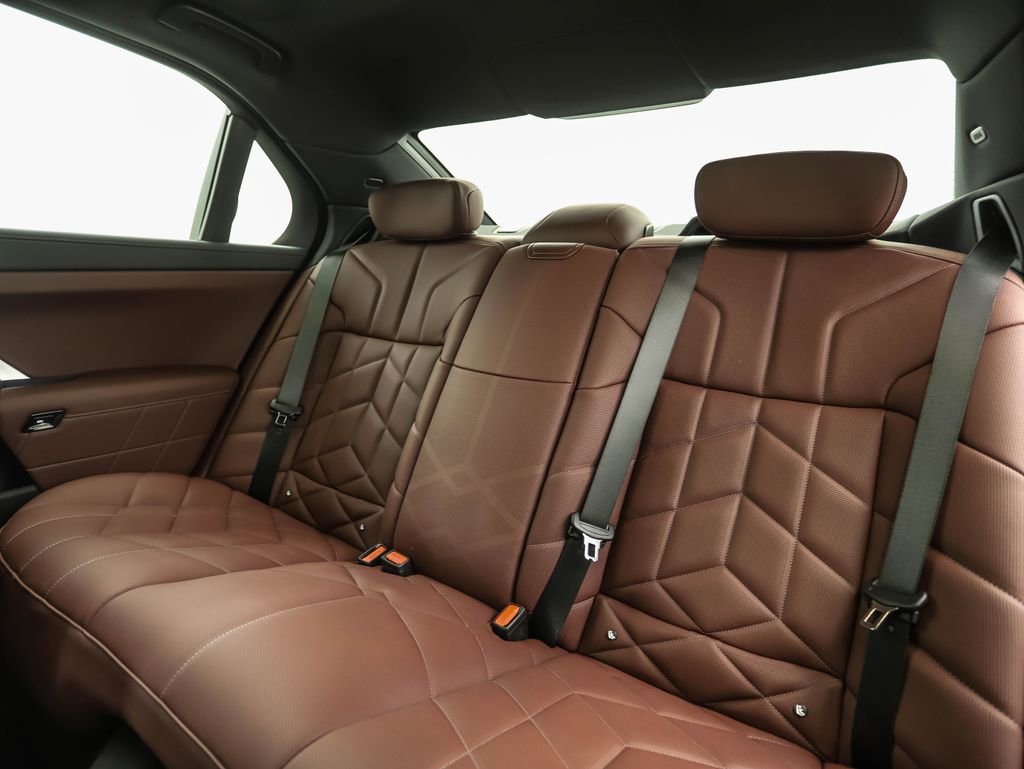 New 2026 BMW 750e xDrive image 25