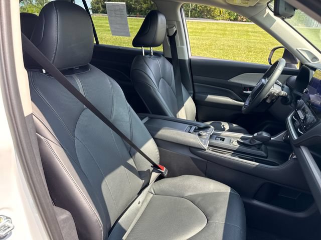Used 2024 Toyota Grand Highlander AWD image 13