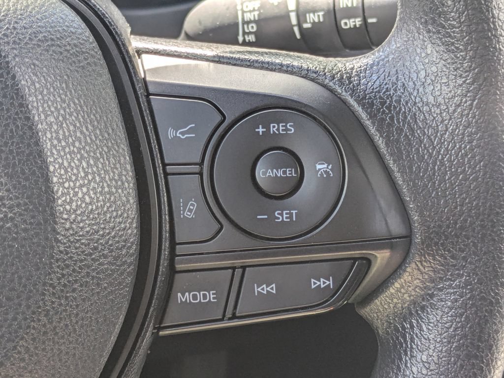 Used 2025 Toyota RAV4 XLE FWD image 25