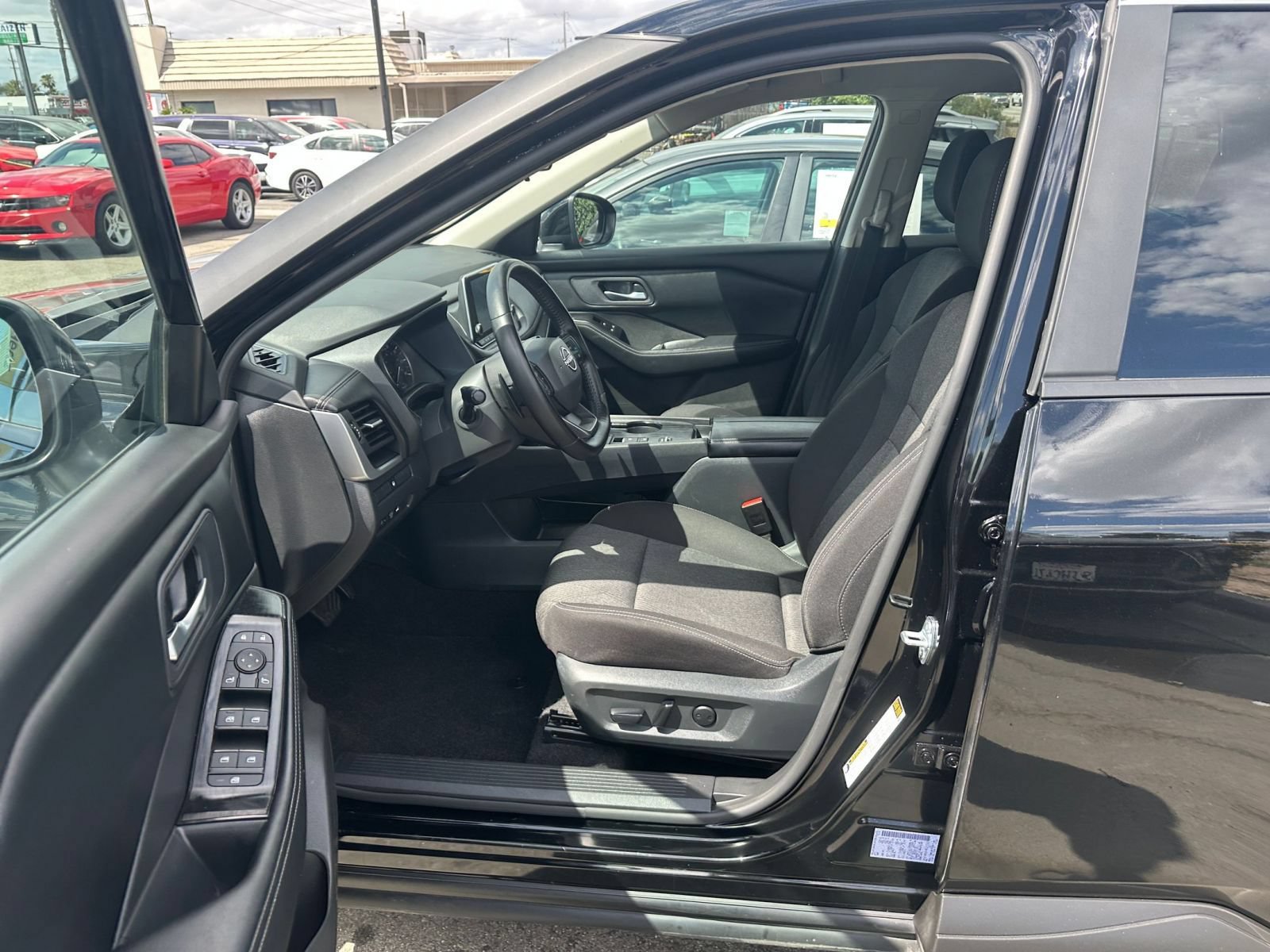 Used 2025 Nissan Rogue SV FWD image 29