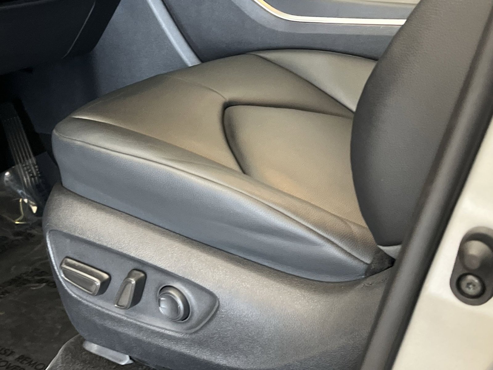 Used 2024 Toyota Highlander XLE AWD/4WD image 13