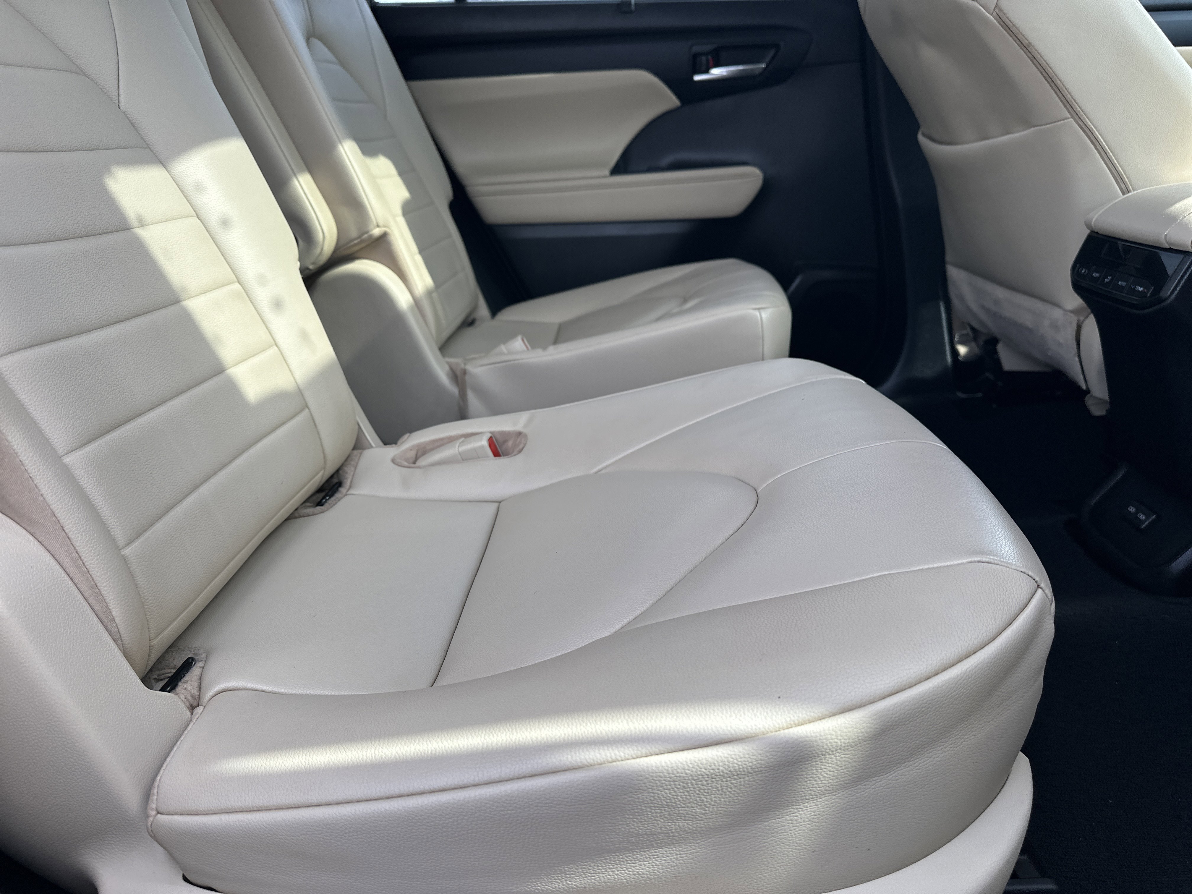 Used 2023 Toyota Highlander XLE image 16