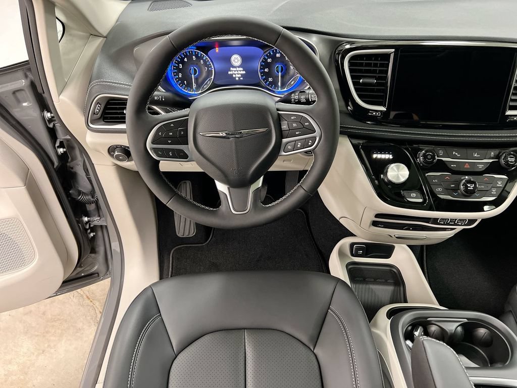 Used 2023 Chrysler Pacifica Touring-L w/ Uconnect Theater Family Group AWD/4WD image 21