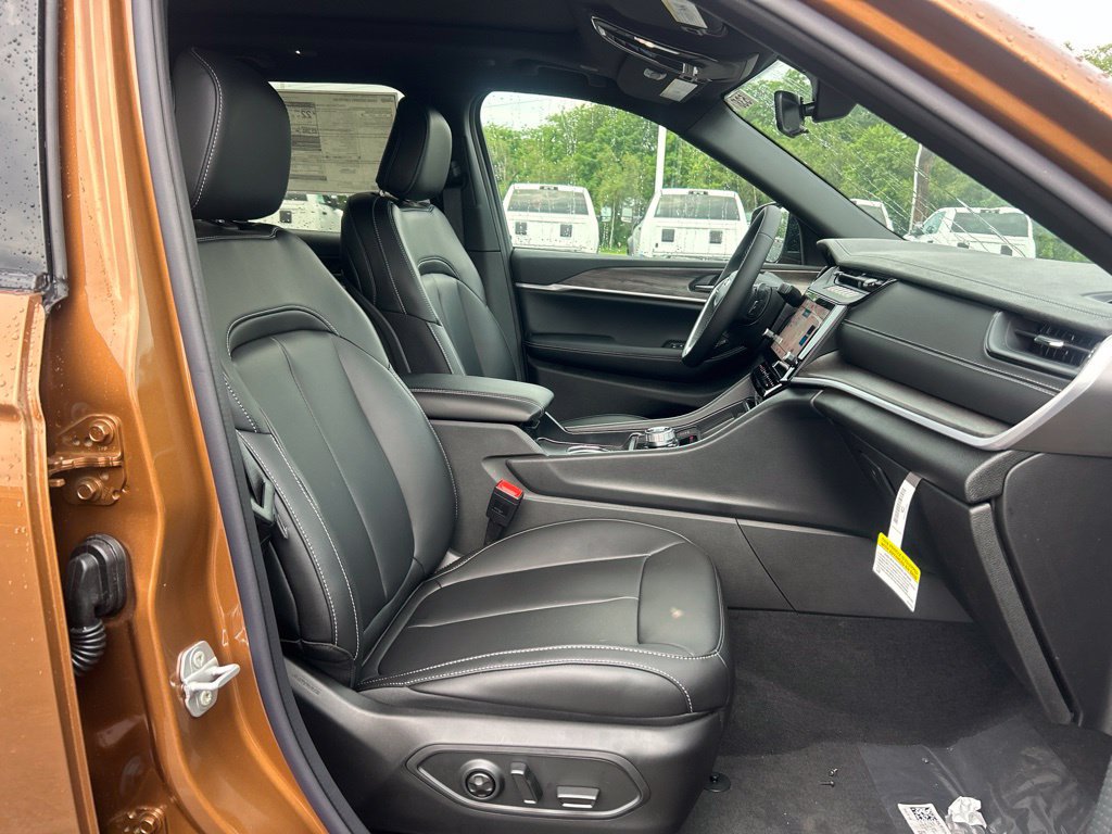 New 2026 Jeep Grand Cherokee Limited w/ Limited Altitude Package AWD/4WD image 7