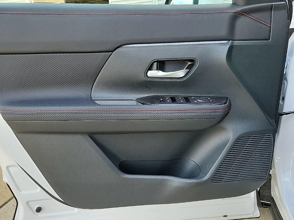 Certified 2025 Nissan Kicks SR w/ Illumination Package FWD image 31