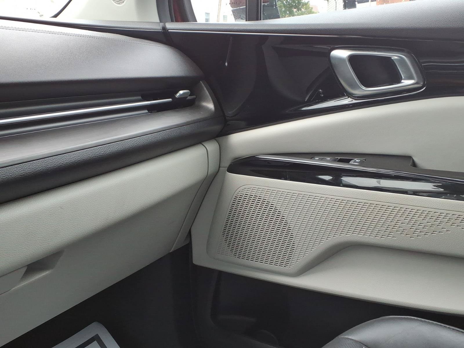 Used 2023 Kia Carnival EX FWD image 26