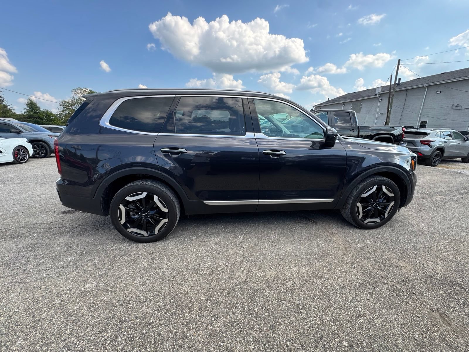Used 2025 Kia Telluride S FWD image 7
