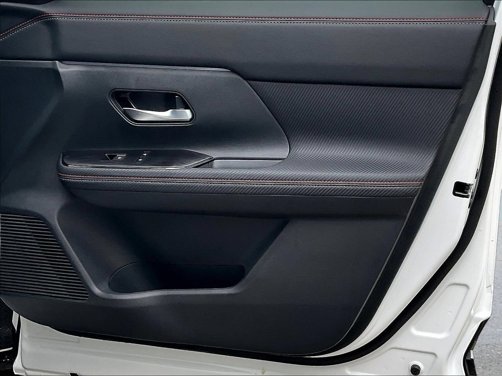 Certified 2025 Nissan Kicks SR FWD image 29