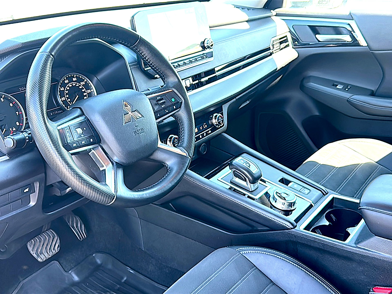 Used 2024 Mitsubishi Outlander SE image 12