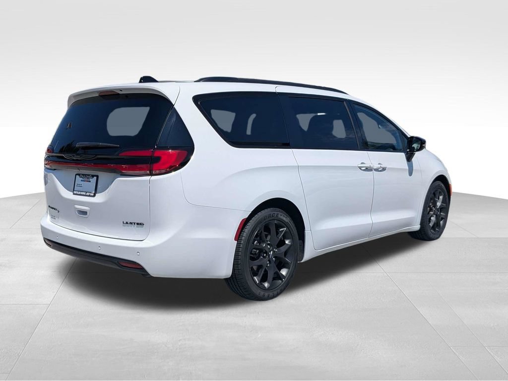Used 2025 Chrysler Pacifica Limited FWD image 4