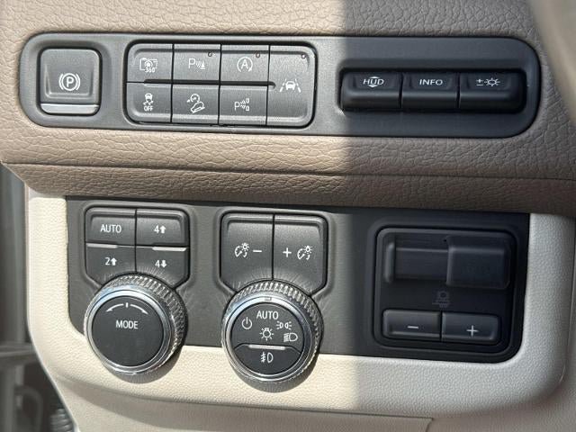Used 2024 GMC Yukon XL Denali w/ Advanced Technology Package AWD/4WD image 30