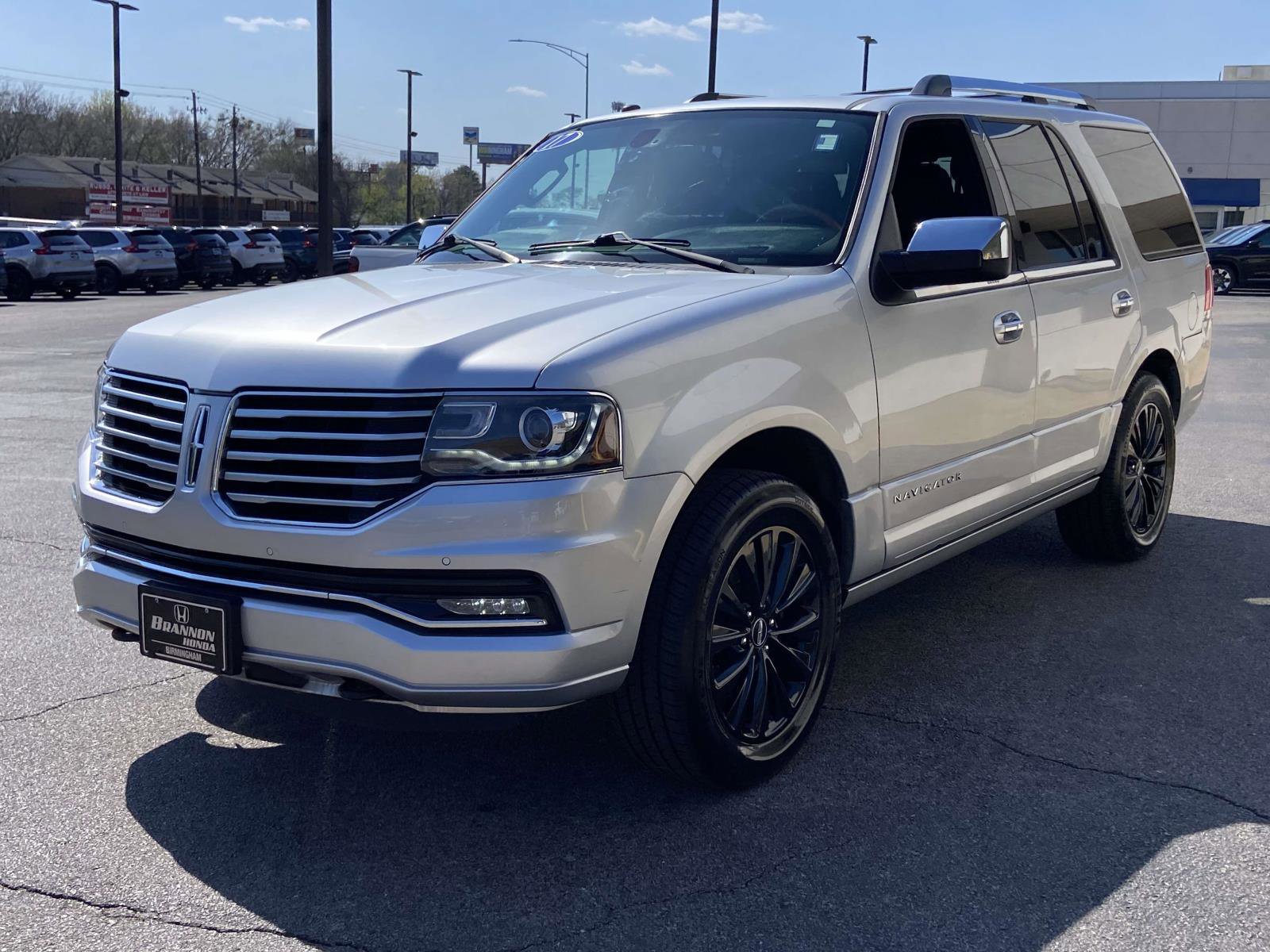 Used 2017 Lincoln Navigator Select image 4