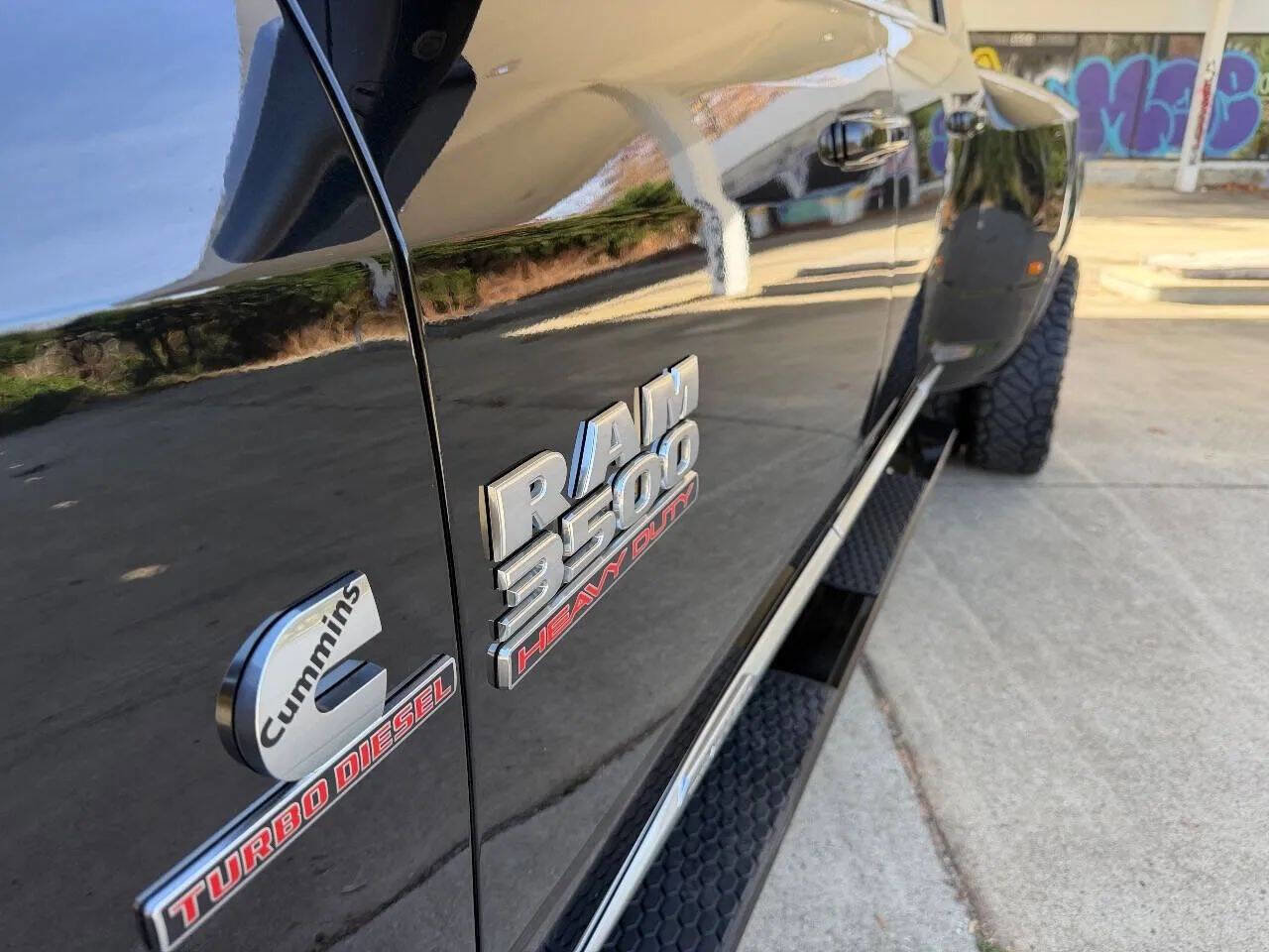 Used 2018 RAM 3500 Laramie Longhorn image 11