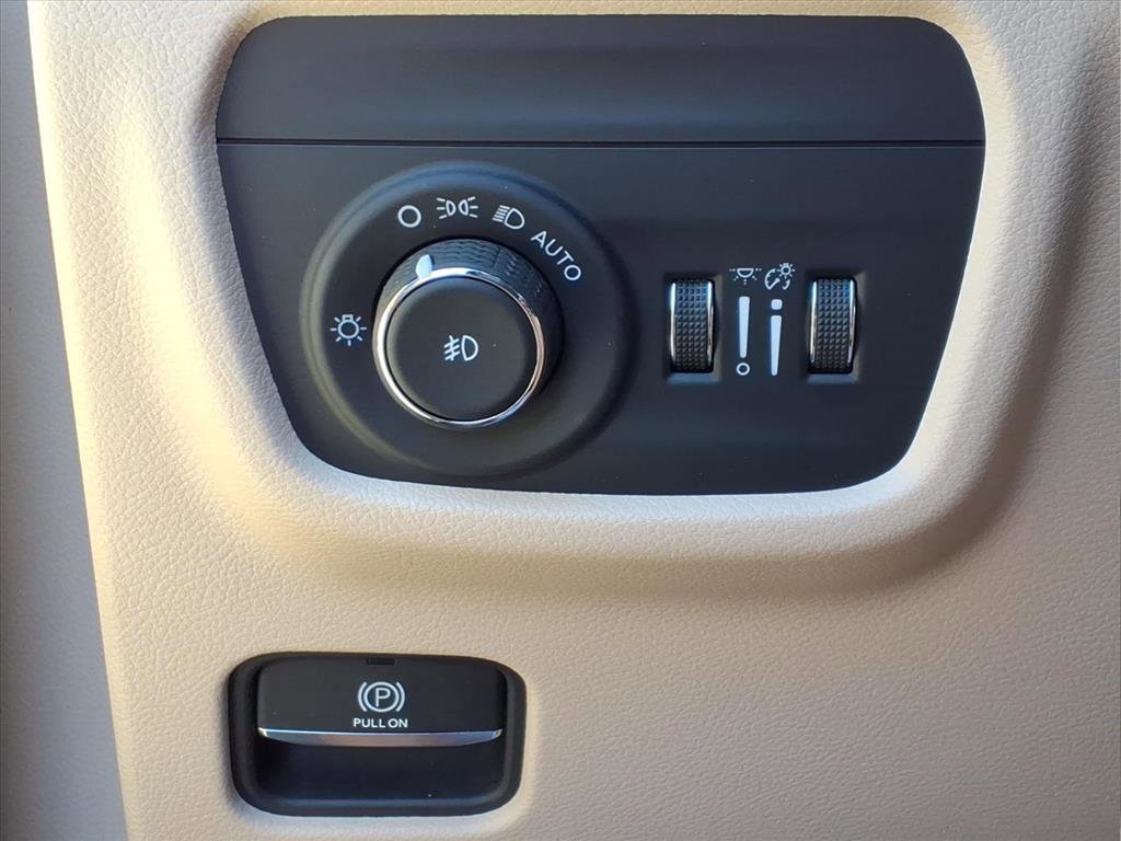 Used 2023 Jeep Grand Cherokee Limited AWD/4WD image 26
