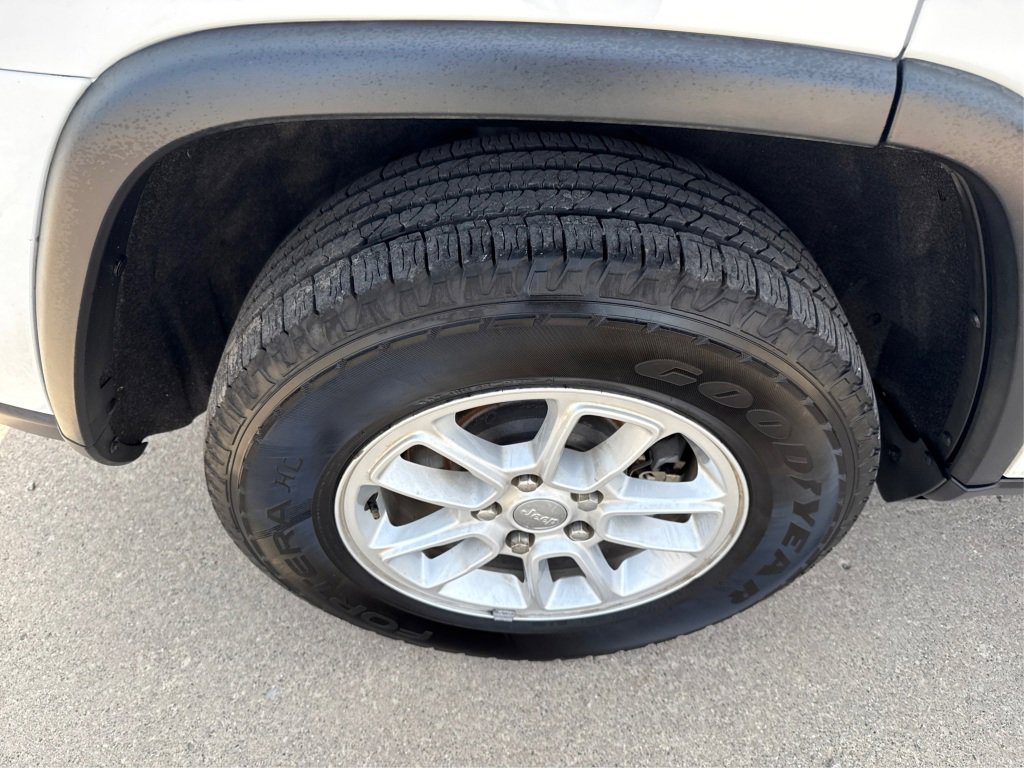 Used 2018 Jeep Grand Cherokee Laredo image 18