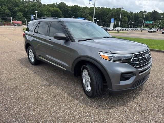 Used 2022 Ford Explorer XLT AWD/4WD image 3