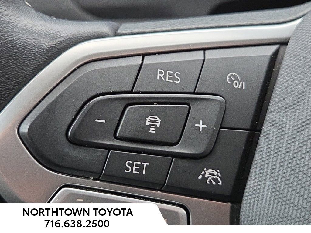 Used 2022 Volkswagen Tiguan SE w/ Panoramic Sunroof Package image 17