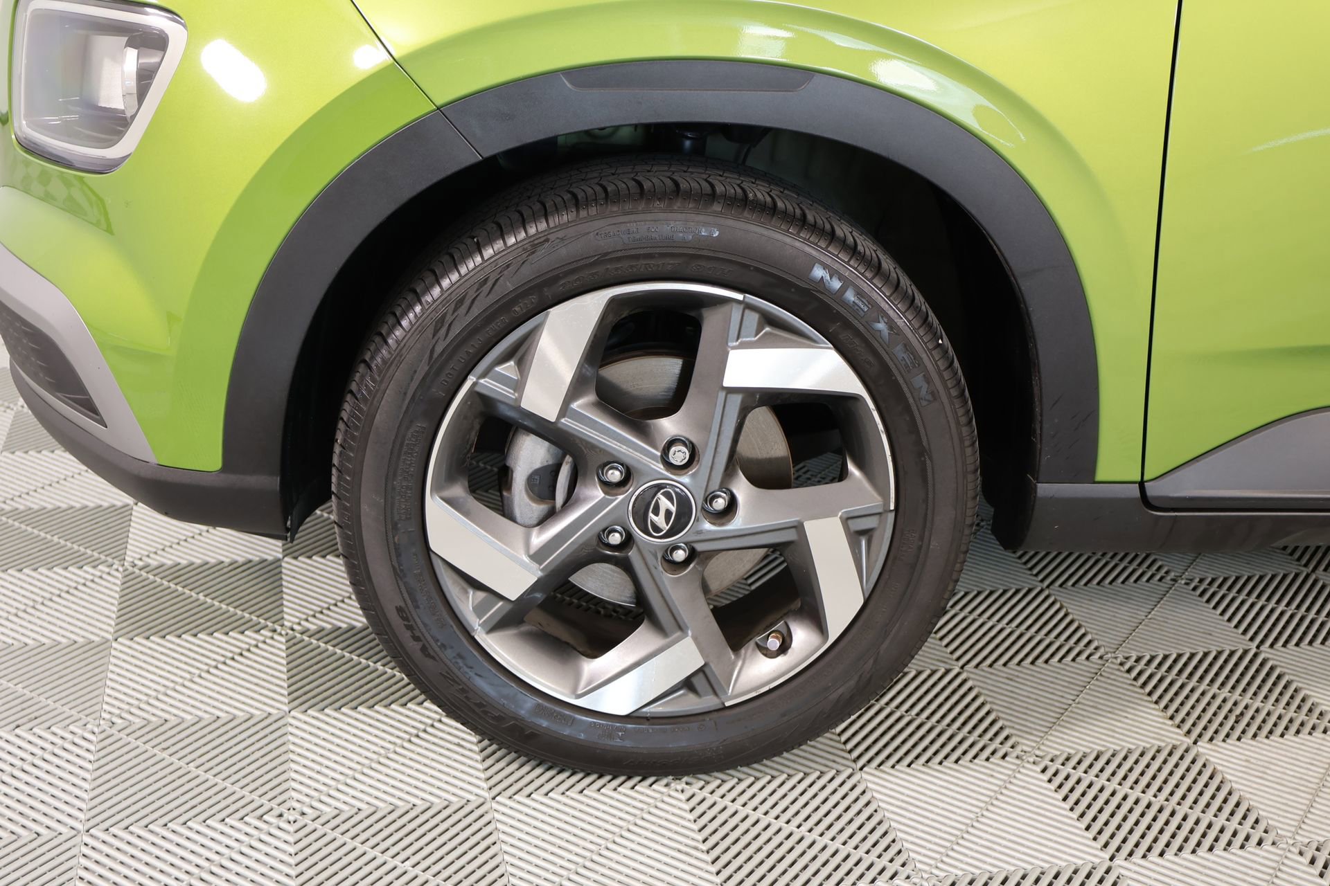 Used 2024 Hyundai Venue SEL FWD image 17