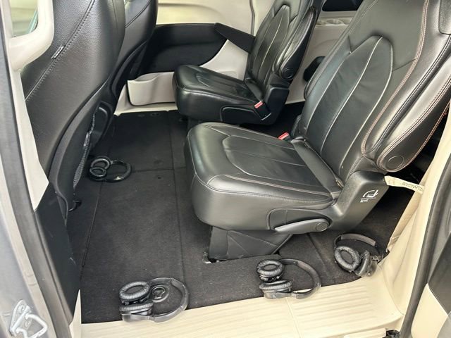 Used 2017 Chrysler Pacifica Touring-L image 15