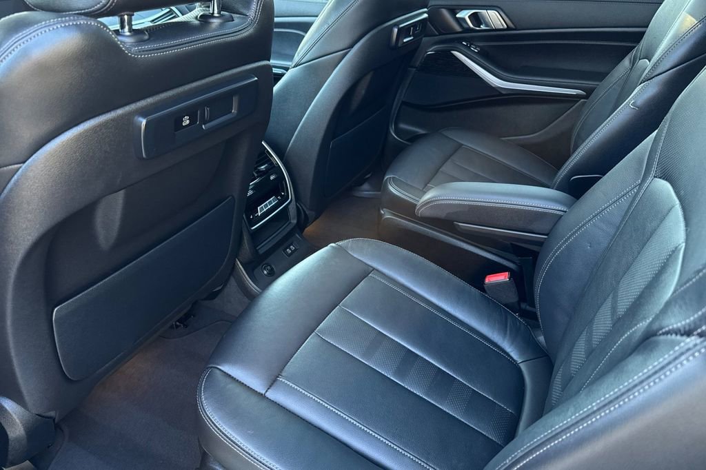 Used 2022 BMW X7 xDrive40i w/ M Sport Package image 12