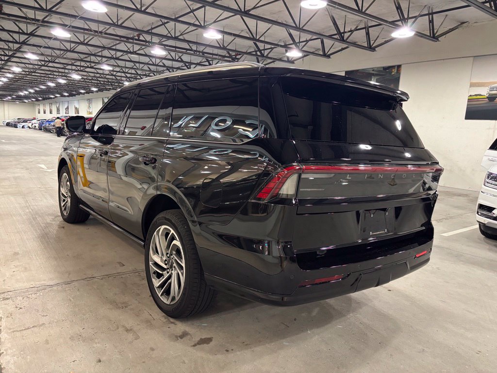Used 2025 Lincoln Navigator Reserve AWD/4WD image 3