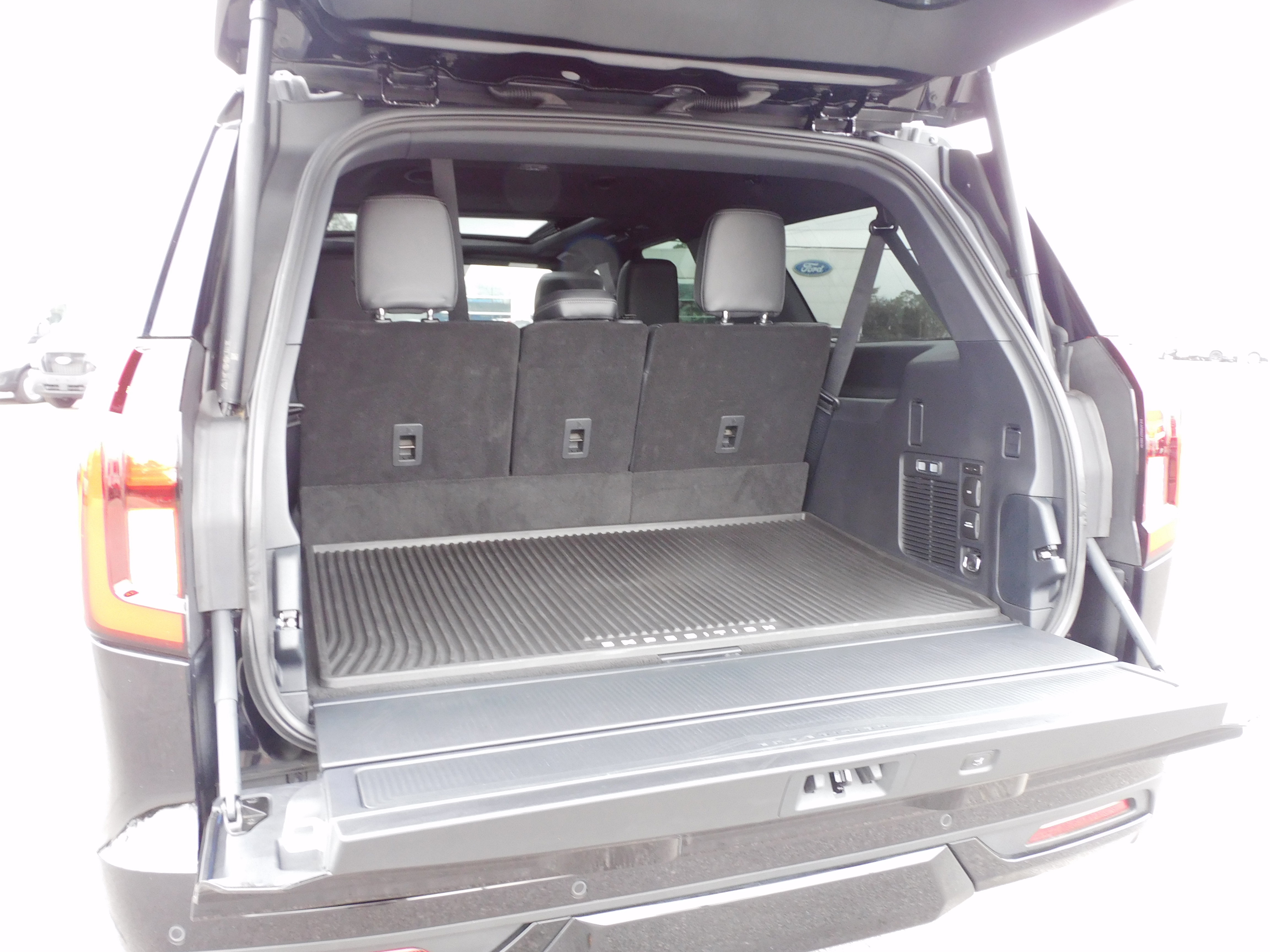 Used 2025 Ford Expedition Max Platinum w/ Stealth Performance Package image 12