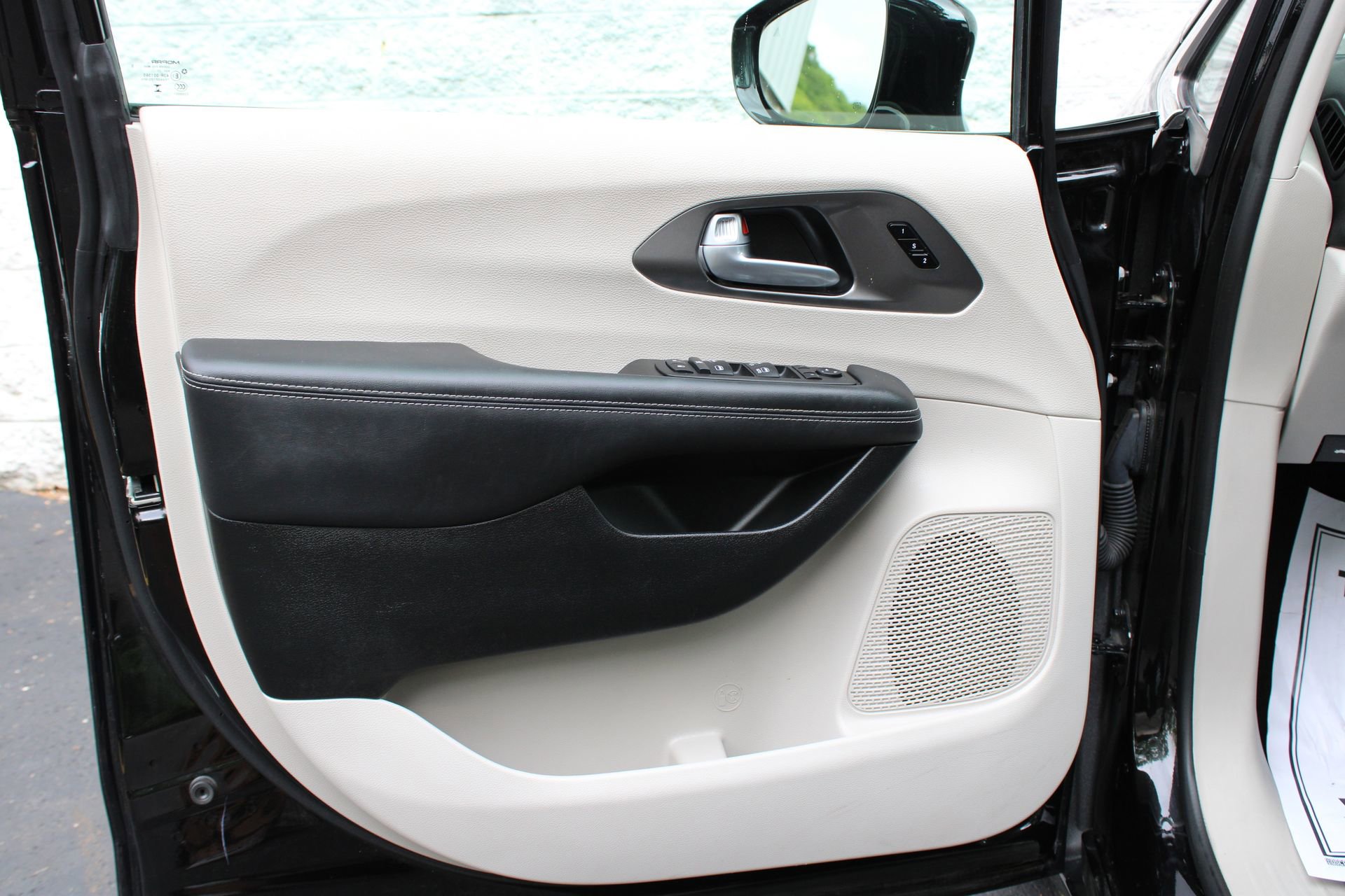 Used 2024 Chrysler Pacifica Touring-L FWD image 12