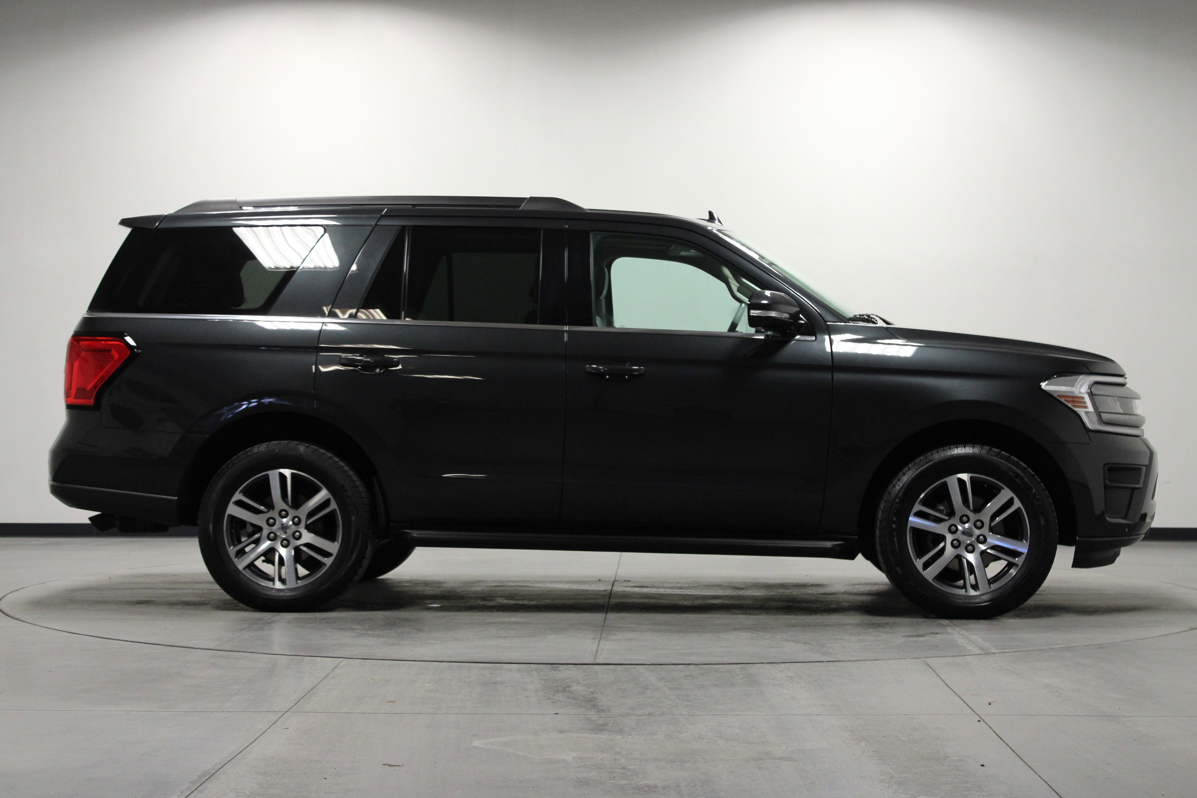 Used 2024 Ford Expedition XLT image 3