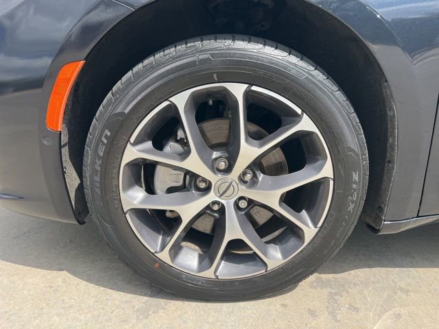 Used 2021 Chrysler Pacifica Limited w/ Uconnect Theater Family Group image 9