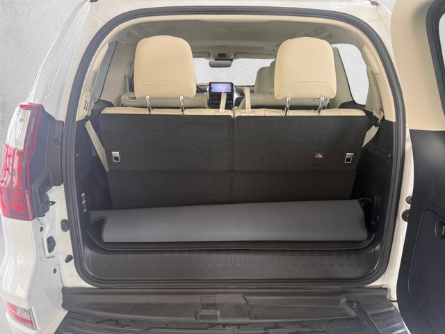Used 2022 Lexus GX 460 Premium w/ Accessory Package AWD/4WD image 5