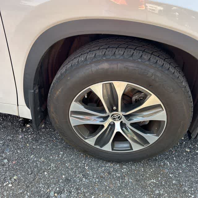 Used 2021 Toyota Highlander XLE AWD/4WD image 11