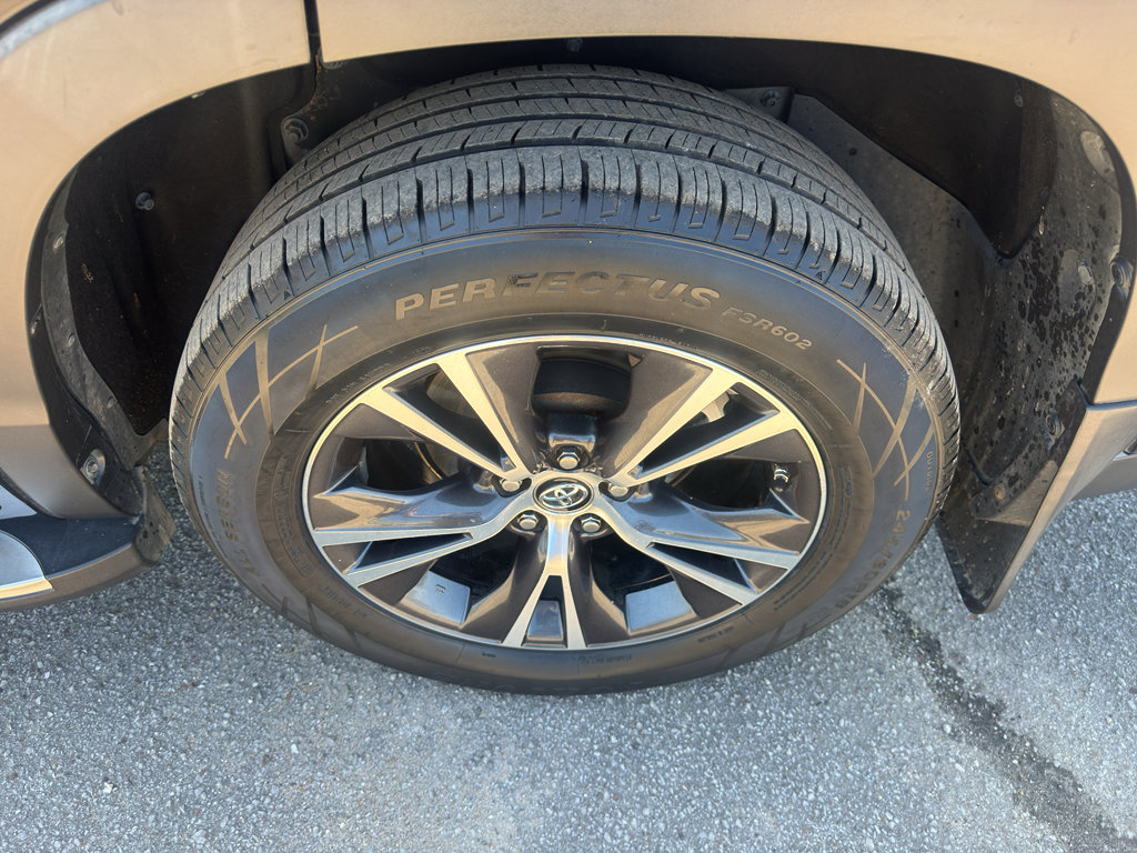 Used 2018 Toyota Highlander Plus FWD image 26