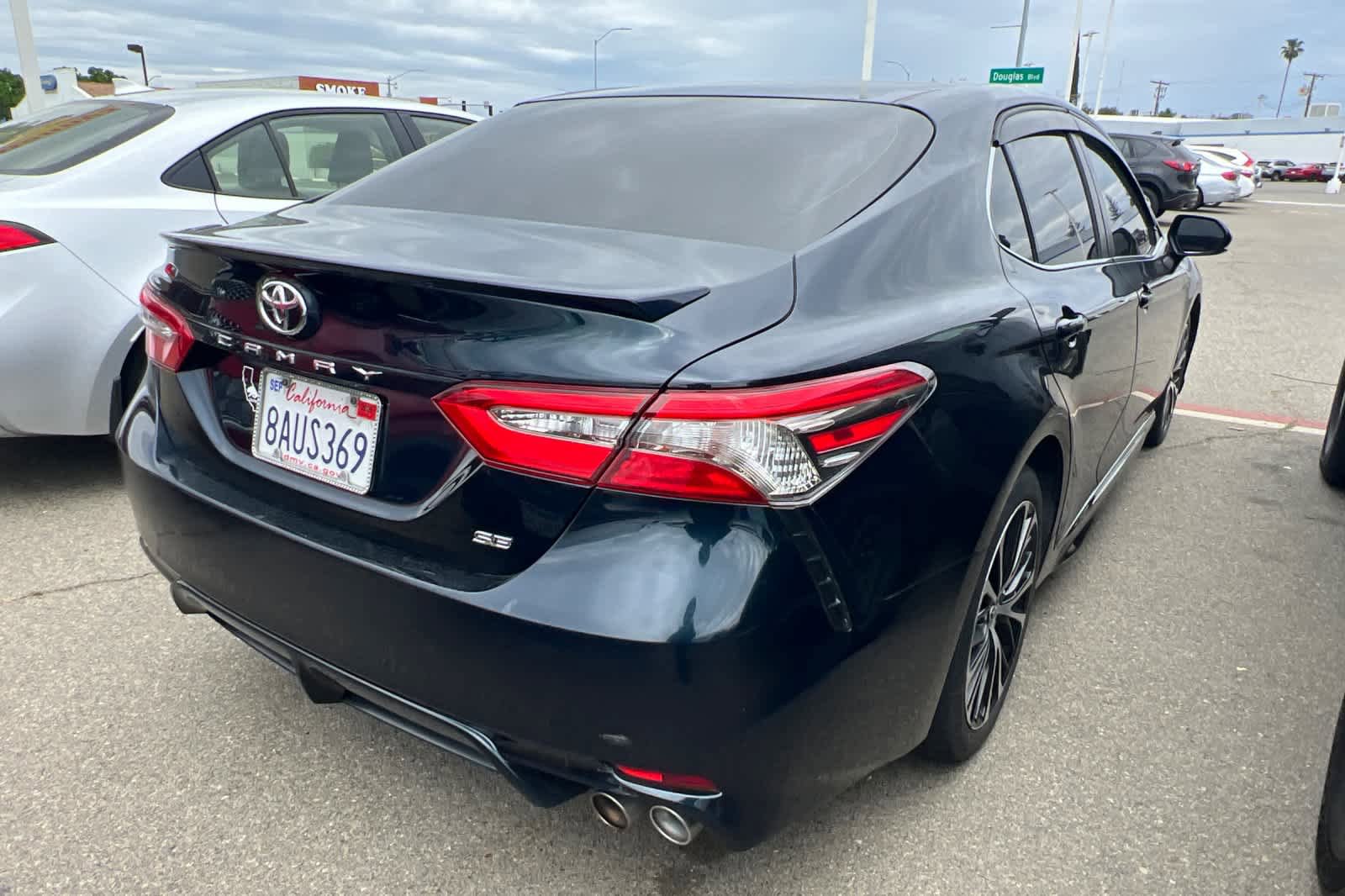 Certified 2018 Toyota Camry SE w/ Moonroof Package image 4