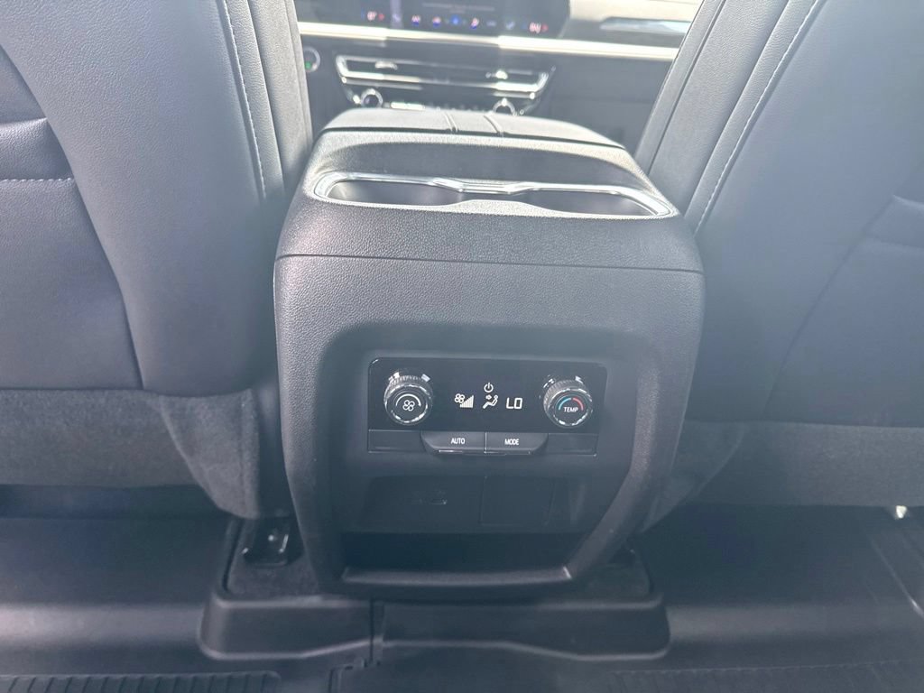 Used 2026 Chevrolet Traverse LT w/ Midnight/Sport Edition FWD image 17