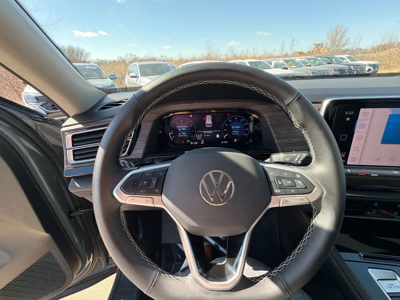 Used 2025 Volkswagen Atlas SEL AWD/4WD image 16
