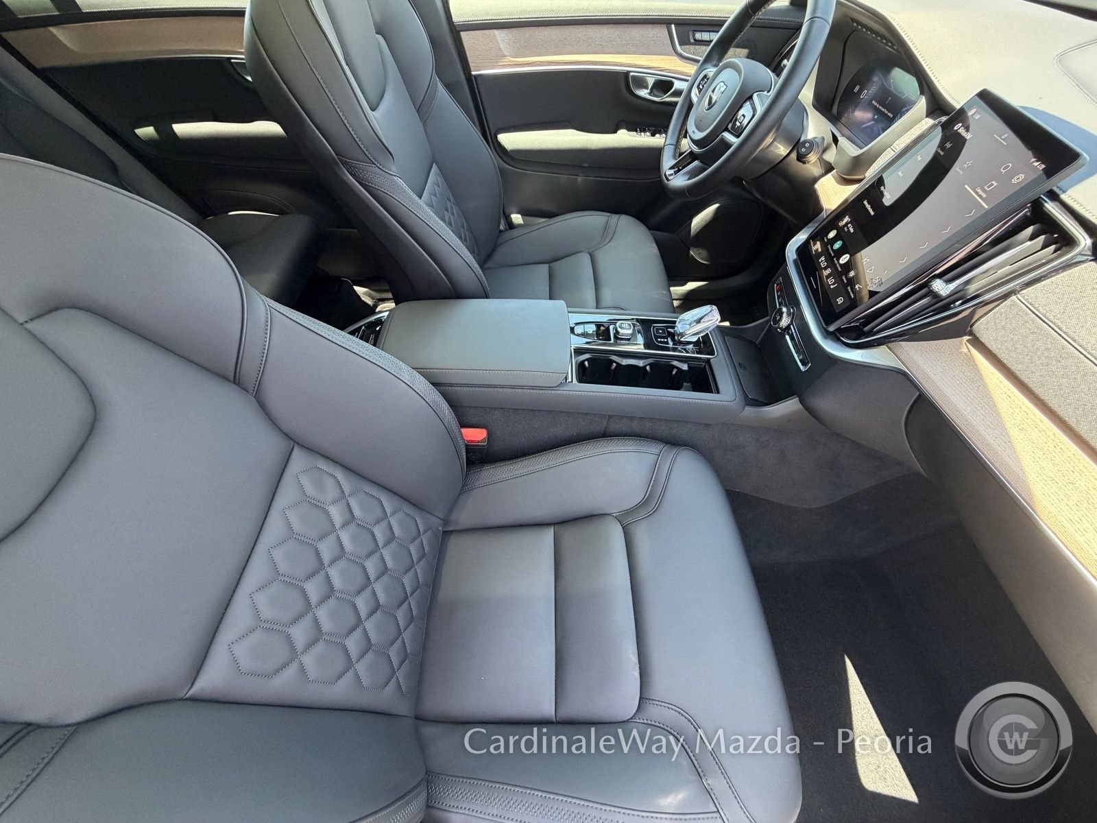 Used 2025 Volvo XC90 B5 Plus AWD/4WD image 13