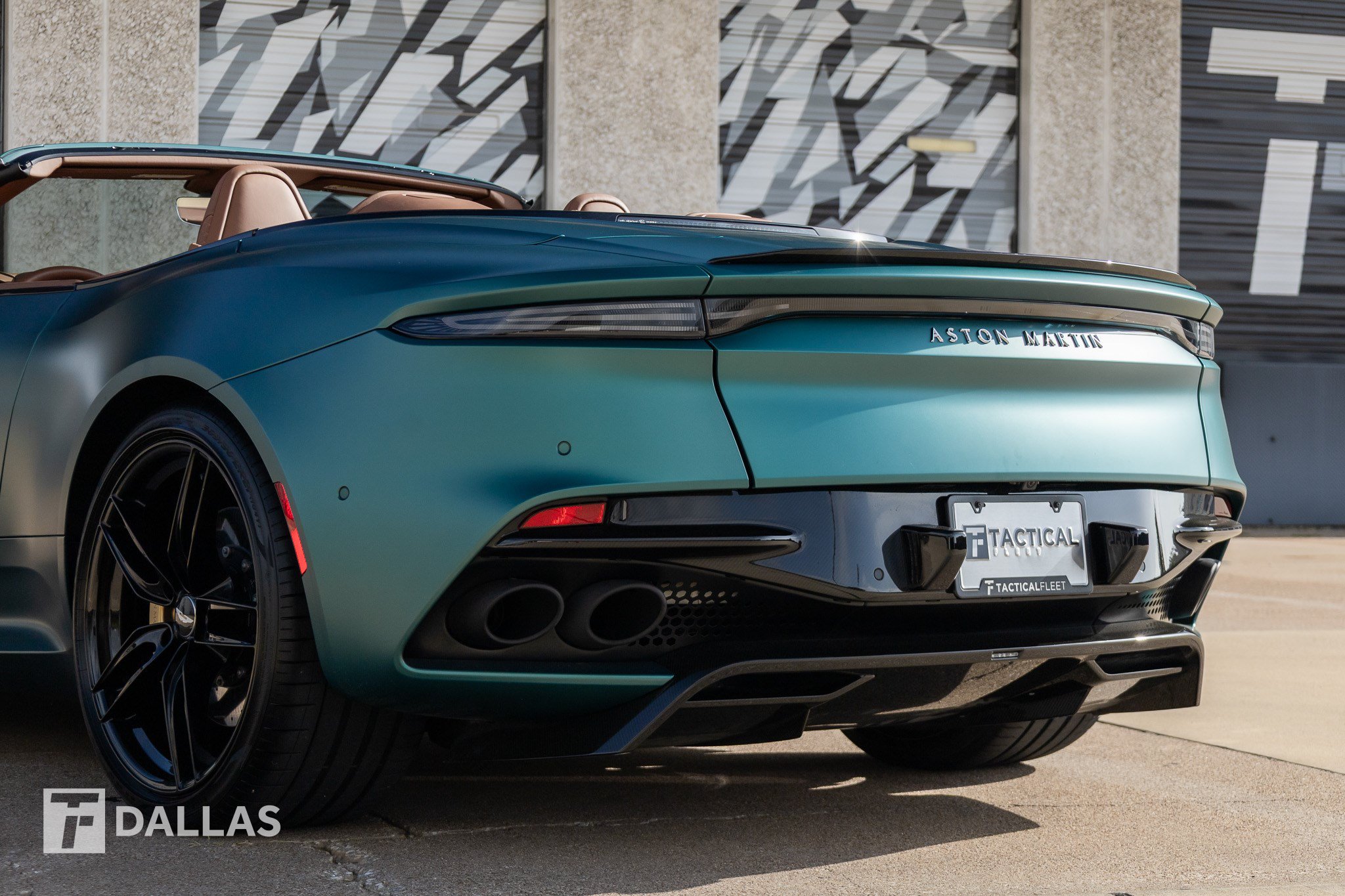 Used 2023 Aston Martin DBS Superleggera Volante RWD image 12