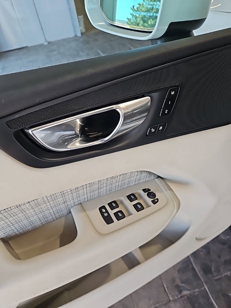 Used 2022 Volvo XC60 B5 Momentum image 27