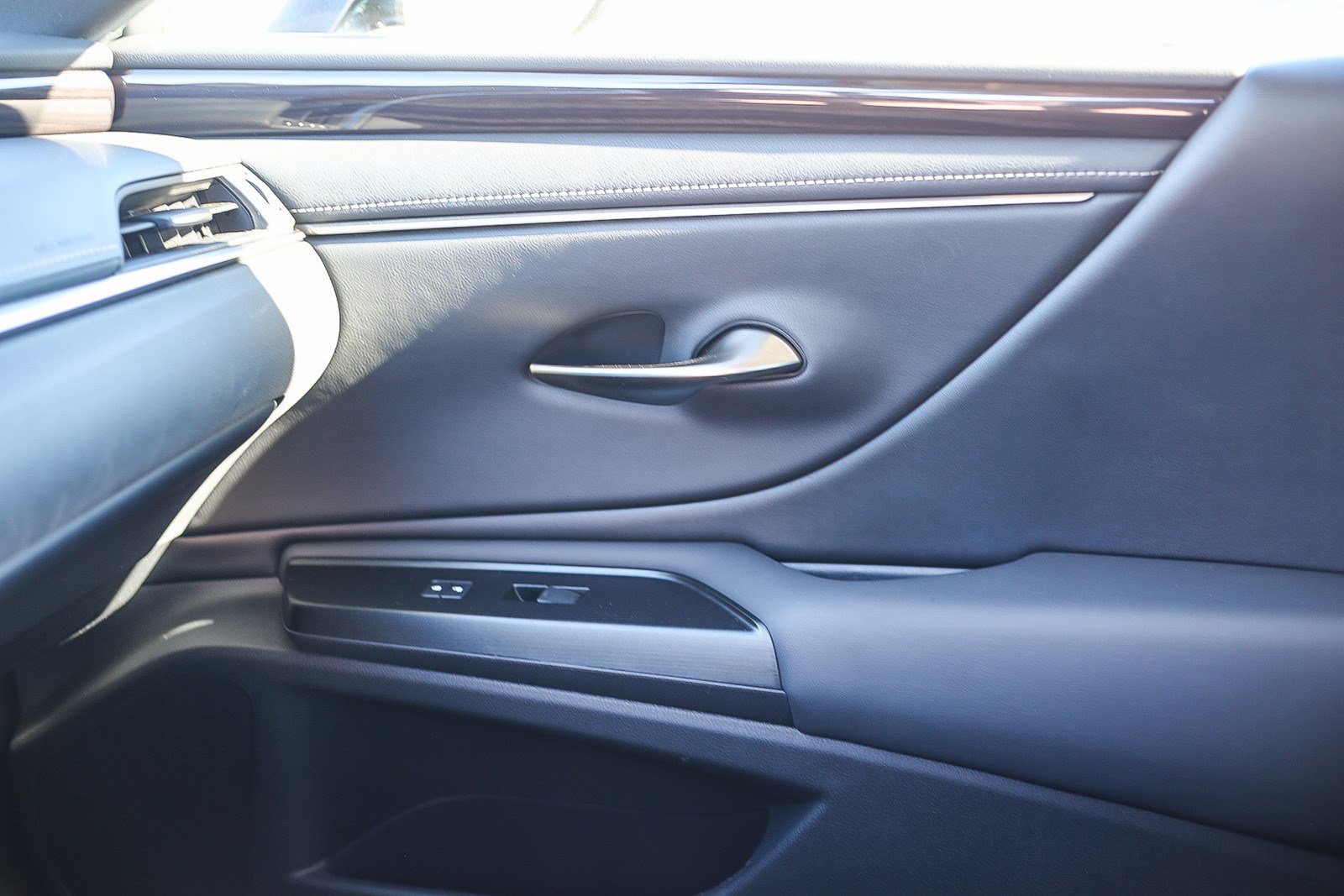 Used 2020 Lexus ES 300h w/ Premium Package FWD image 22