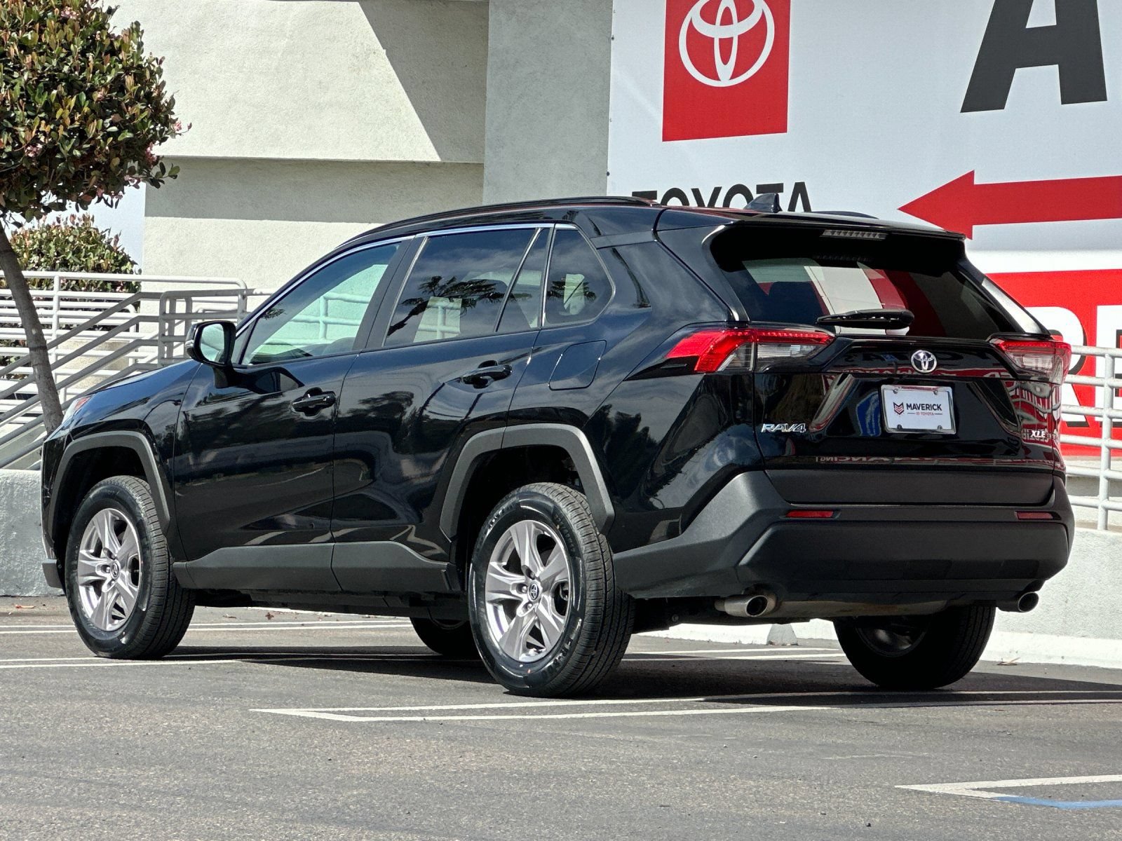 Used 2024 Toyota RAV4 XLE FWD image 3