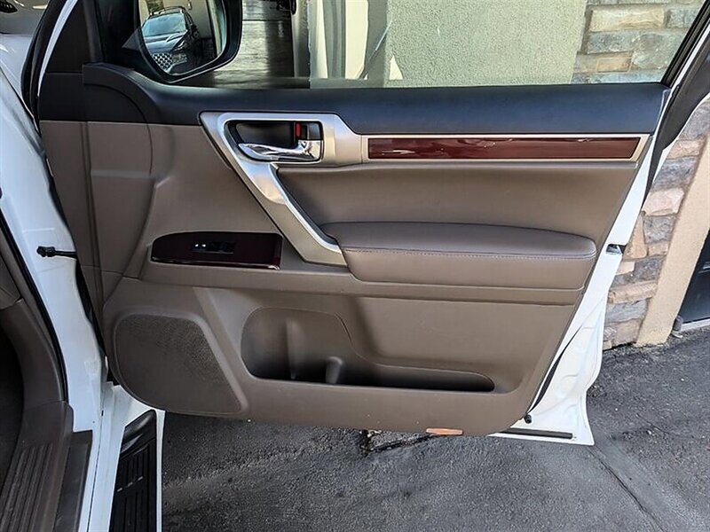 Used 2016 Lexus GX 460 w/ Premium Package AWD/4WD image 32