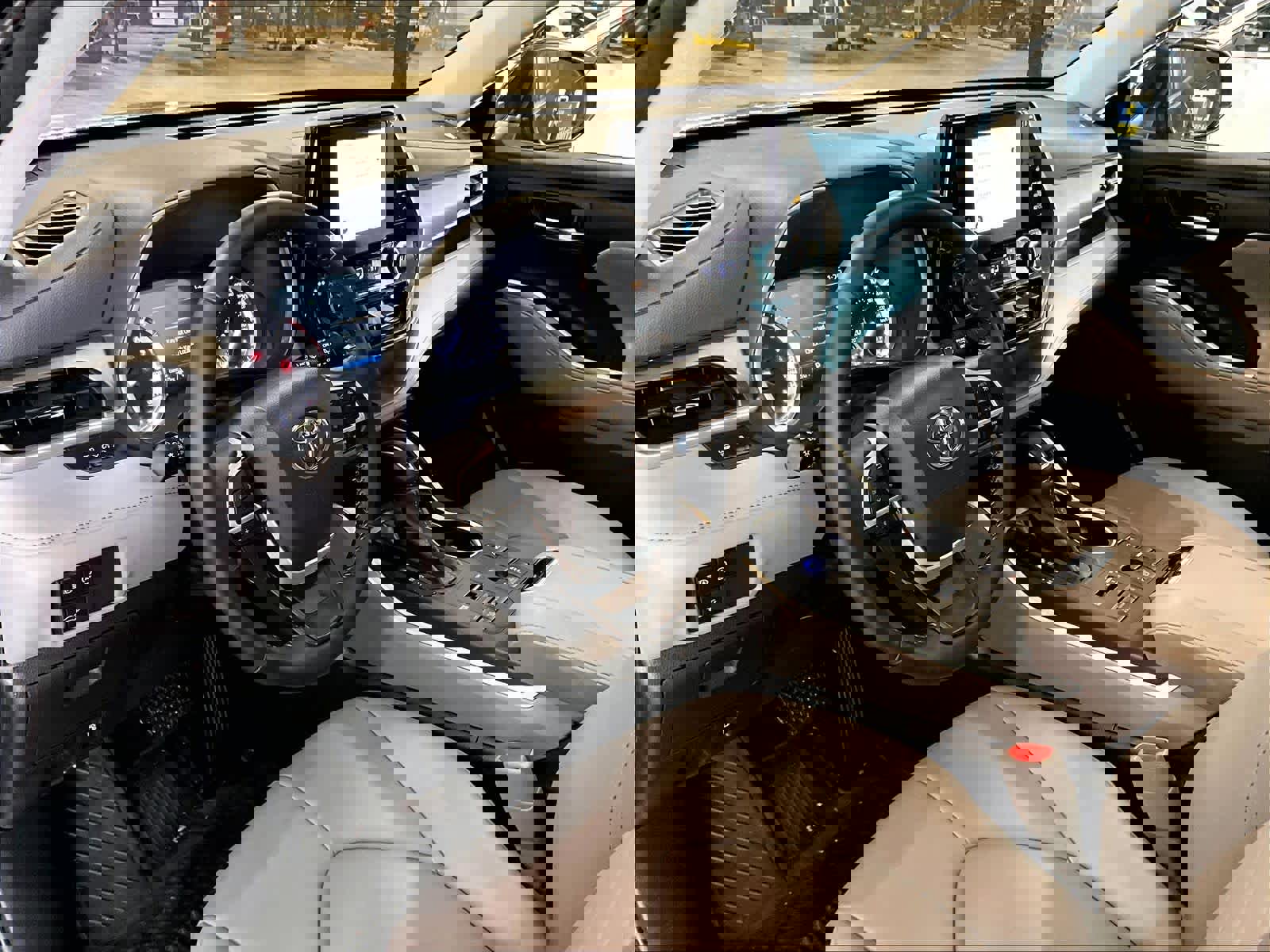 Used 2023 Toyota Highlander XLE image 8