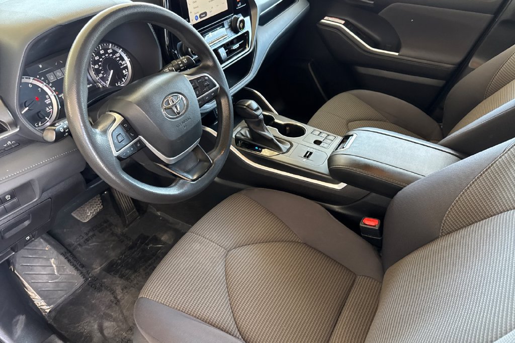 Used 2023 Toyota Highlander L FWD image 9