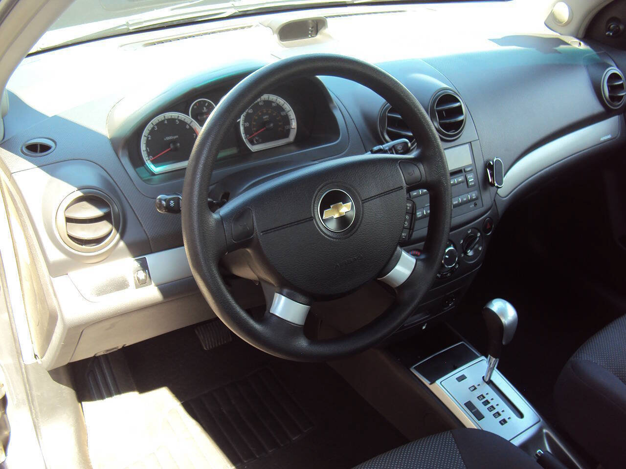 Used 2009 Chevrolet Aveo LT w/ Power and Convenience Package FWD image 7